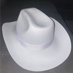 White cowgirl hat